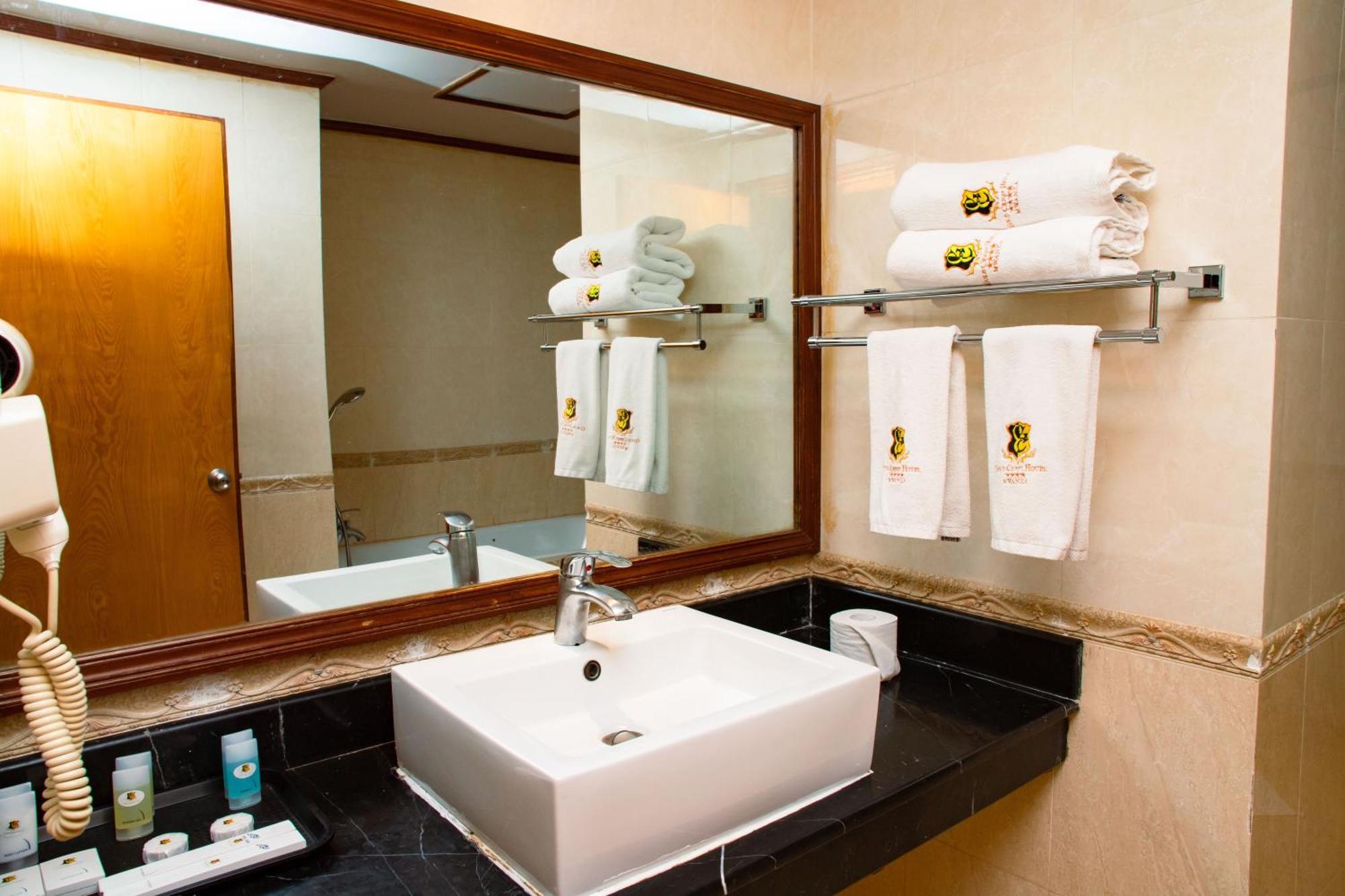מוואנזה Gold Crest Hotel מראה חיצוני תמונה