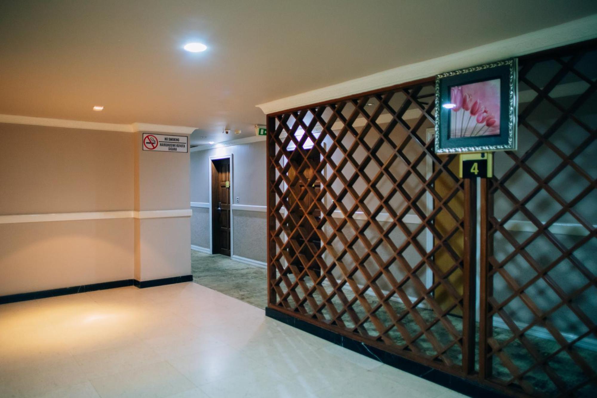 מוואנזה Gold Crest Hotel מראה חיצוני תמונה