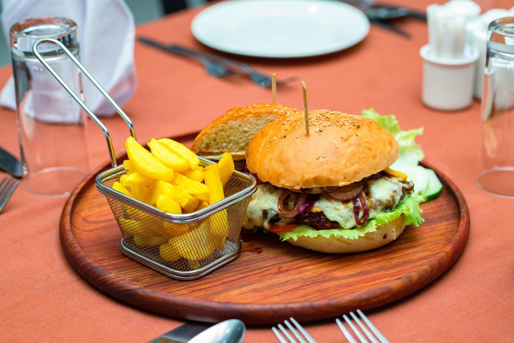 מוואנזה Gold Crest Hotel מראה חיצוני תמונה