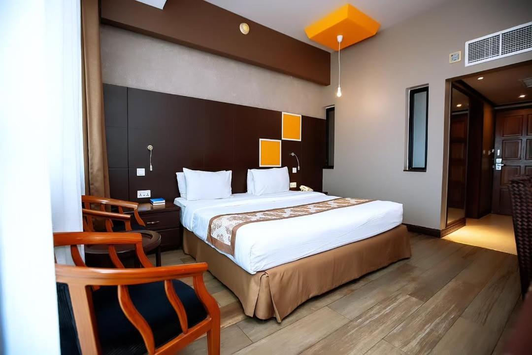 מוואנזה Gold Crest Hotel מראה חיצוני תמונה